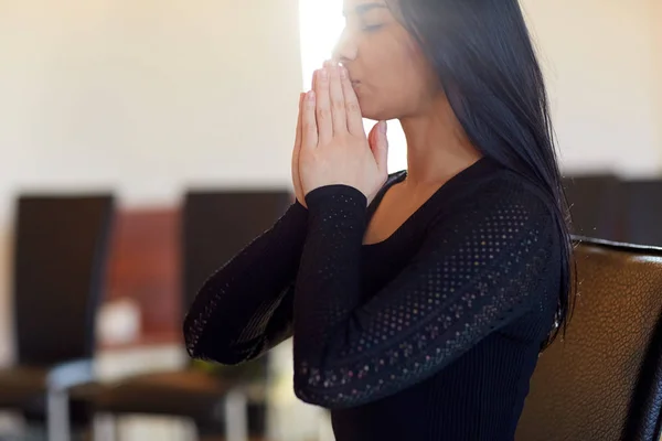 Szomorú nő imádkozó Isten templomban közelről — Stock Fotó