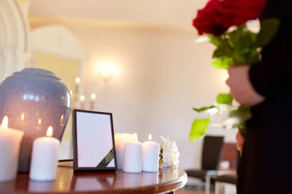 Crematie urn en vrouw bij begrafenis in kerk — Stockfoto