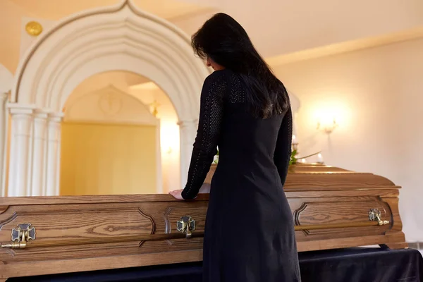 Femme triste avec cercueil aux funérailles à l'église — Photo