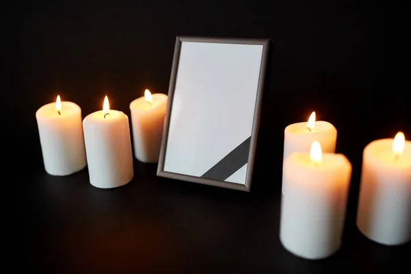 Fita preta na moldura da foto e velas no funeral — Fotografia de Stock