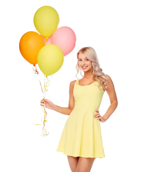 Helyum hava balonları ile içinde mutlu kadın — Stok fotoğraf