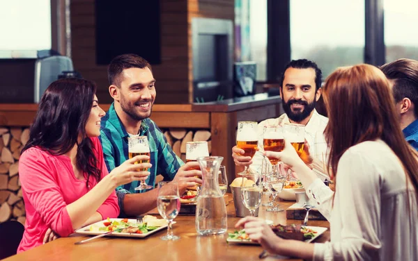 在餐馆吃饭和喝啤酒的朋友 — 图库照片