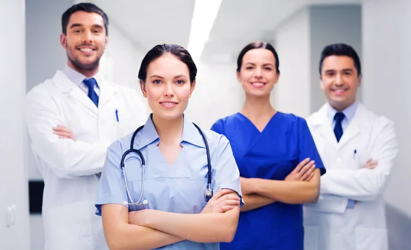 Grupo feliz de médicos ou médicos no hospital — Fotografia de Stock