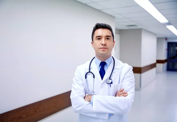Doctor with stethoscope at hospital corridor — Stock Photo, Image