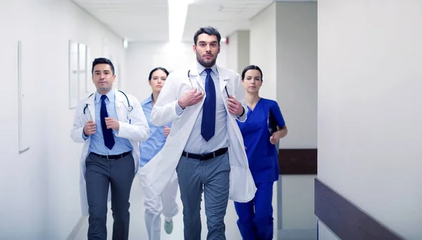 Groep van Medici wandelen langs ziekenhuis — Stockfoto