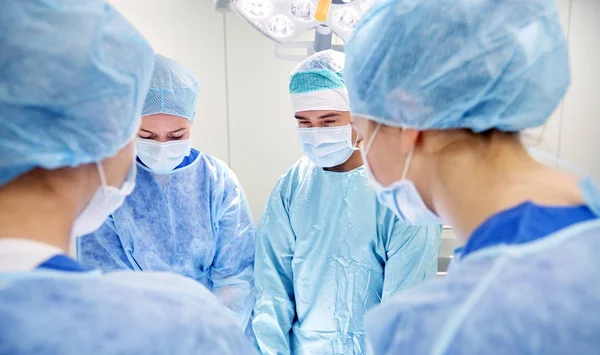 Groupe de chirurgiens en salle d'opération à l'hôpital — Photo