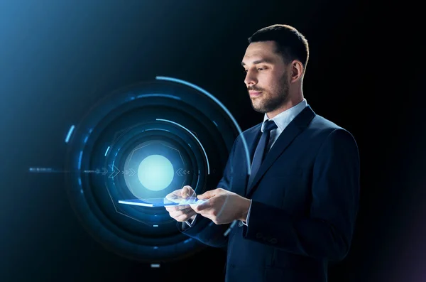 Homme d'affaires avec tablette PC et projection virtuelle — Photo