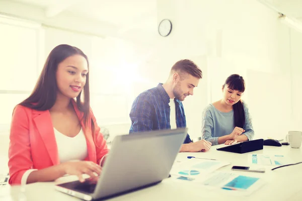 Kreativ-Team mit Tablet-PC und Papieren im Büro — Stockfoto