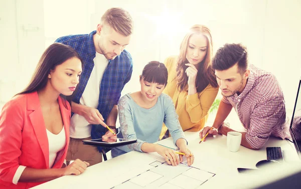 Kreativ-Team mit Blaupause im Büro — Stockfoto