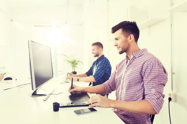 Hombre o diseñador con computadora y tableta en la oficina —  Fotos de Stock