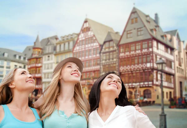 Femmes heureuses sur frankfurt am main background — Photo