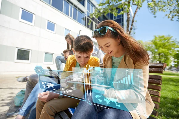 Groupe d'élèves avec tablette PC à la cour de l'école — Photo