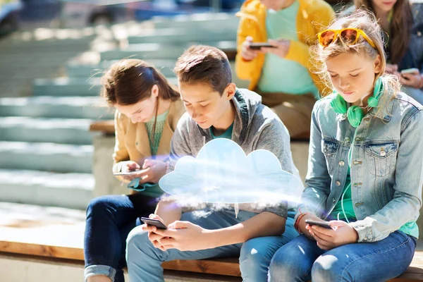 Amigos adolescentes con teléfonos inteligentes al aire libre — Foto de Stock