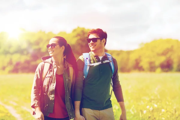 Feliz pareja con mochilas senderismo al aire libre —  Fotos de Stock