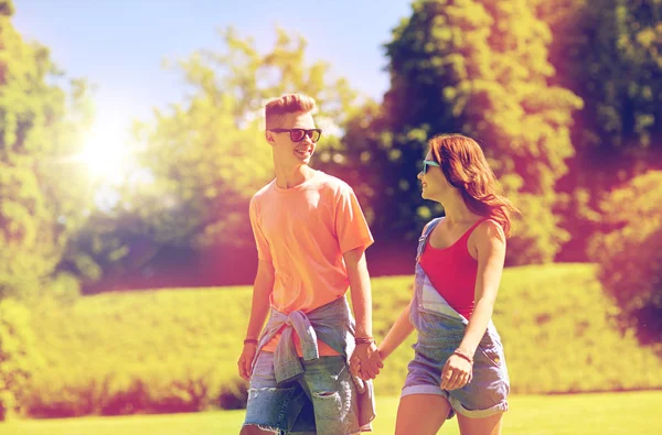 Glückliches Teenie-Paar spaziert durch Sommerpark — Stockfoto
