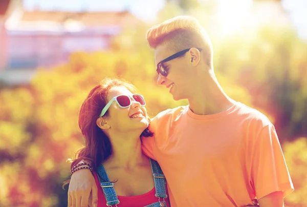 Šťastný dospívající pár na sebe dívali v parku — Stock fotografie