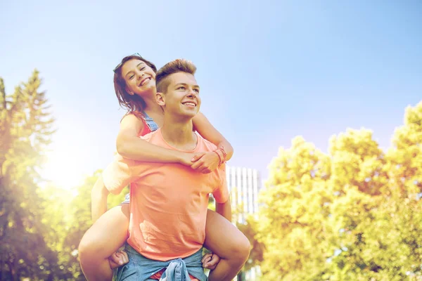 Feliz casal adolescente se divertindo no parque de verão — Fotografia de Stock