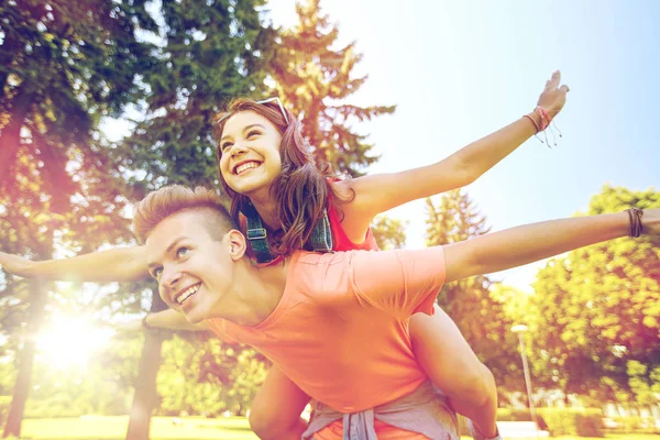 Feliz casal adolescente se divertindo no parque de verão — Fotografia de Stock