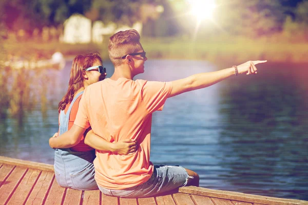Felice coppia puntando il dito sulla cuccetta del fiume estate — Foto Stock