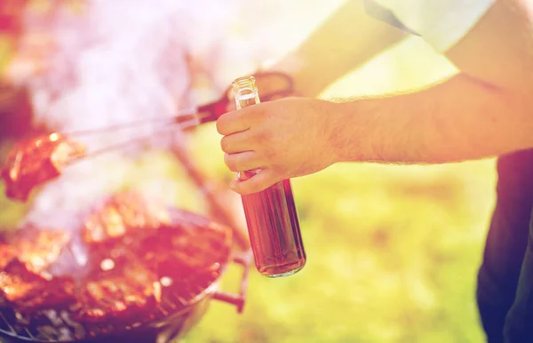 여름 파티에 바베 큐 그릴에 고기를 요리 하는 남자 — 스톡 사진
