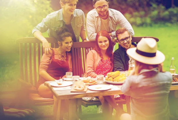 Amici felici che cenano alla festa estiva in giardino — Foto Stock