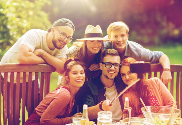 Vrienden nemen selfie op feestje in de zomertuin — Stockfoto
