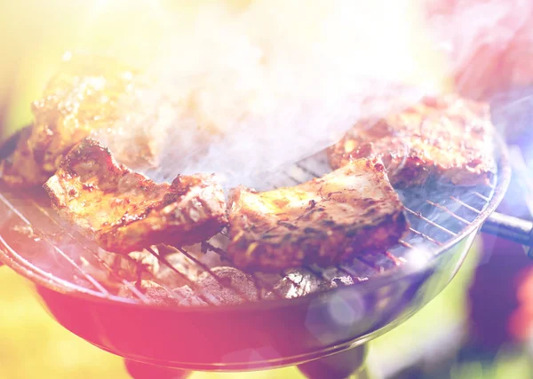 Cozinhar carne em churrasqueira na festa de verão — Fotografia de Stock