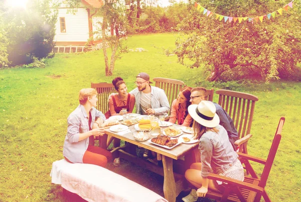 Amici felici che cenano alla festa estiva in giardino — Foto Stock