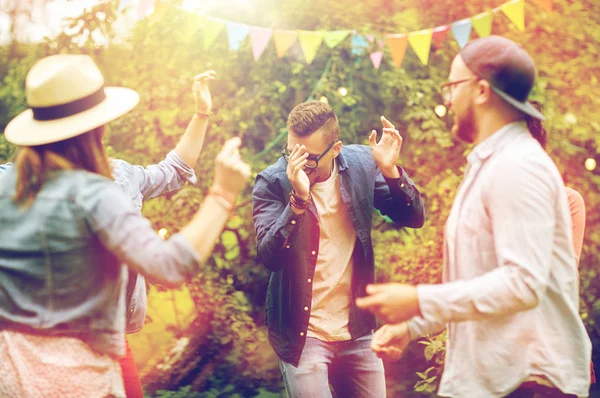 Glada vänner dansa på sommarfest i trädgården — Stockfoto