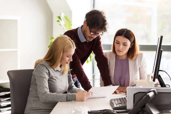 Team di business felice con documenti in ufficio — Foto Stock