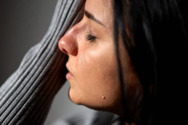 Close up de mulher chorando infeliz — Fotografia de Stock