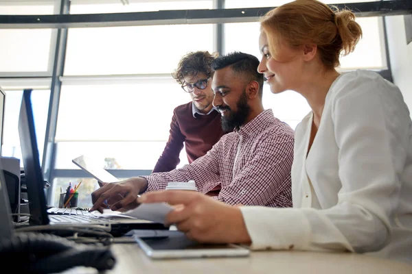 Equipo de negocios con ordenador portátil y café en la oficina — Foto de Stock