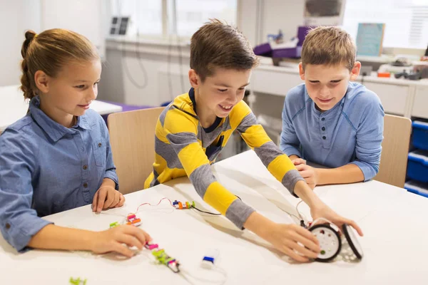 Щасливі діти будують роботи в школі робототехніки — стокове фото