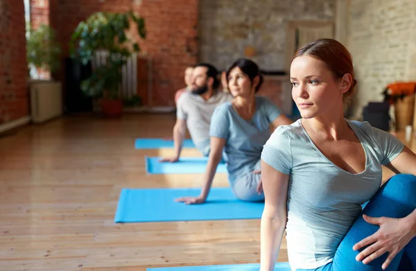 Grupp människor som gör yogaövningar i studio — Stockfoto