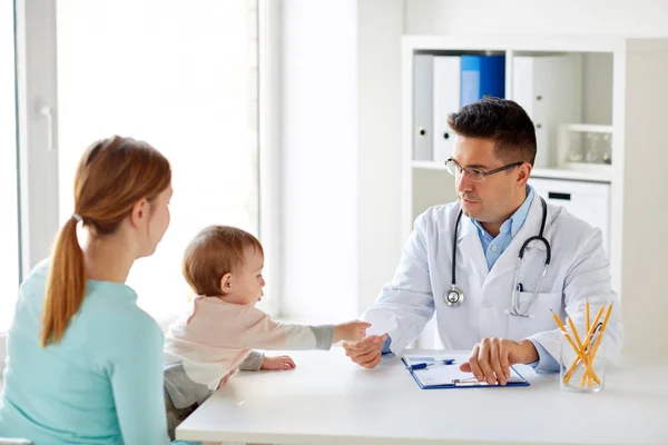 Mulher com bebê e médico na clínica — Fotografia de Stock