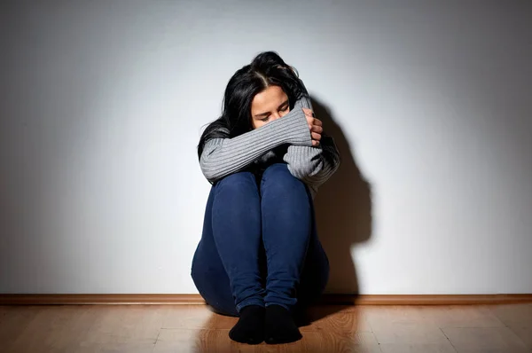 Unglückliche Frau weint zu Hause auf dem Boden — Stockfoto