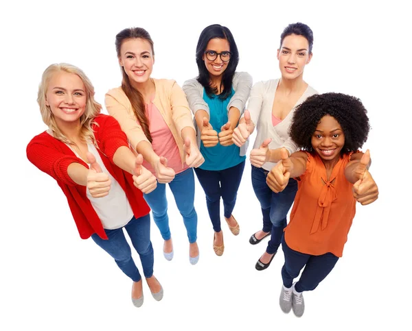 Grupo internacional de mujeres mostrando pulgares hacia arriba — Foto de Stock