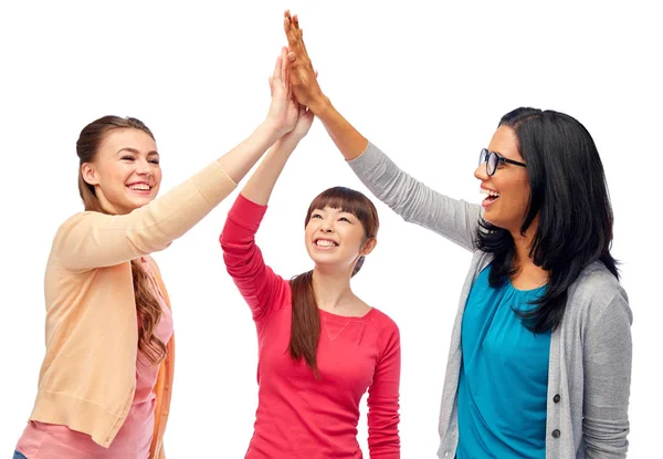 Grupo internacional de mujeres felices haciendo high five — Foto de Stock