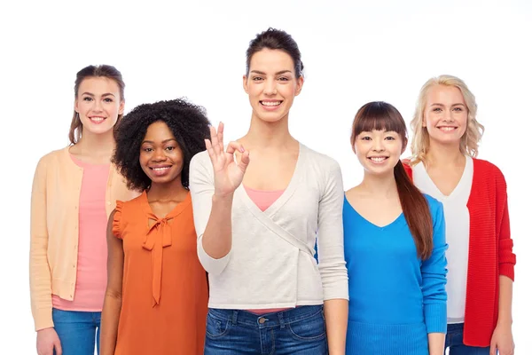 Mezinárodní skupina šťastných žen ukazuje ok — Stock fotografie