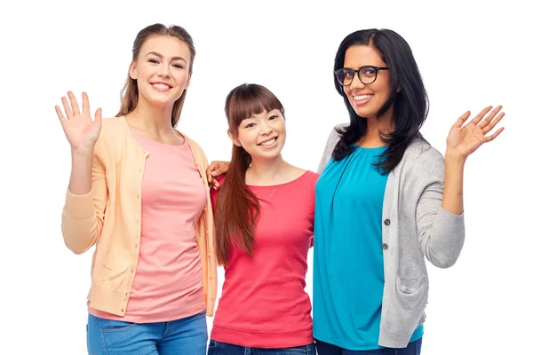 Internationale Gruppe glücklicher Frauen, die Hände winken — Stockfoto