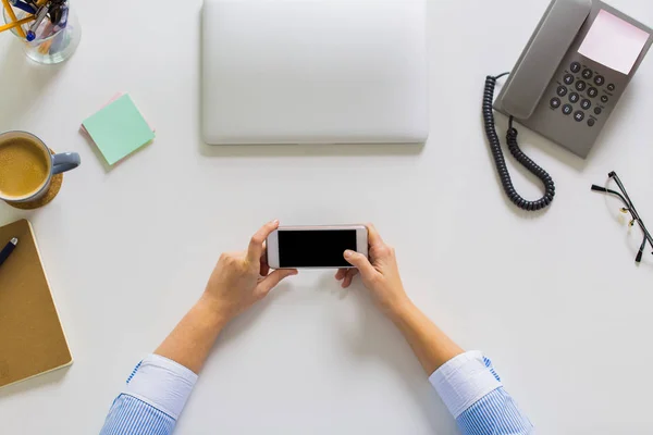 Mujer de negocios con smartphone trabajando en la oficina —  Fotos de Stock