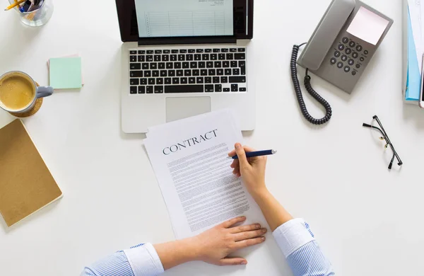 Affärskvinna underteckna kontrakt dokument på kontoret — Stockfoto