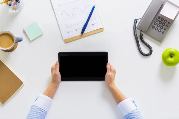 Manos de mujer de negocios con tableta PC en la oficina — Foto de Stock