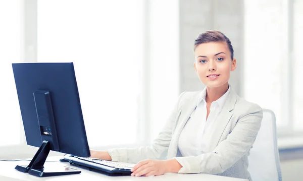 Femme d'affaires avec ordinateur au bureau — Photo