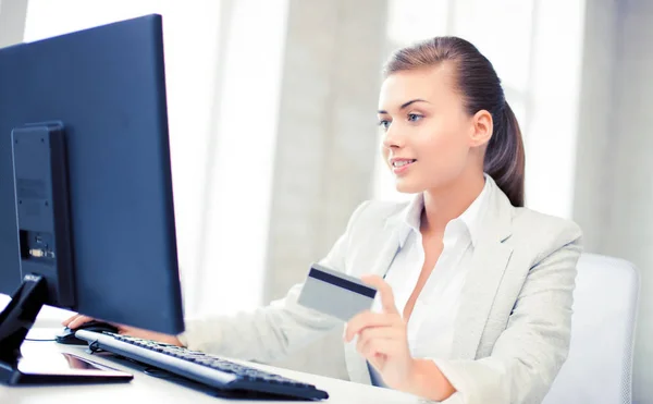 Zakenvrouw met laptop per creditcard — Stockfoto