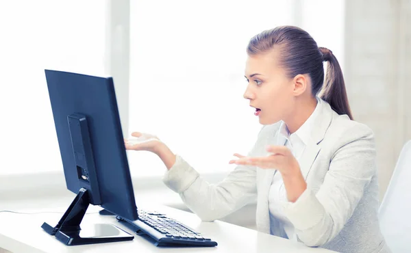 Estudante estressado com computador no escritório — Fotografia de Stock