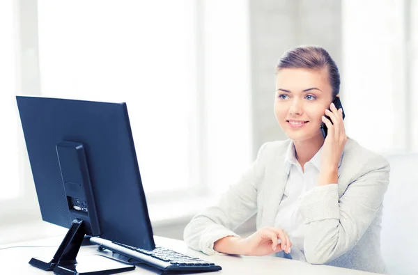 Femme d'affaires avec smartphone au bureau — Photo