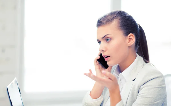 Foto van verward vrouw met smartphone — Stockfoto