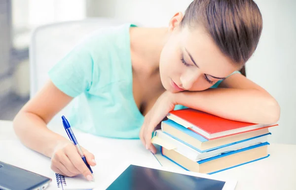 Estudiante cansado durmiendo en stock de libros — Foto de Stock