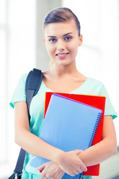 Öğrenci kız okul çantası ve dizüstü bilgisayarlar ile — Stok fotoğraf